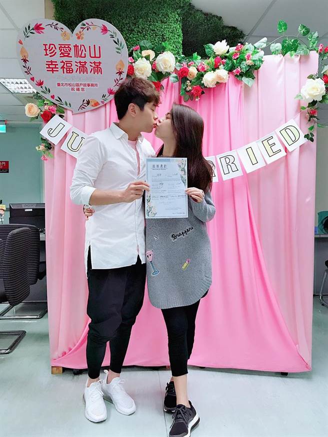 白家綺帶球閃婚！秘戀2年嫁「小5歲鮮肉師弟」　對方「絕招收服女兒」讓她甜喊：我的男神♥