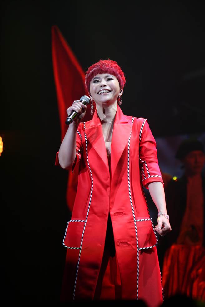 詹雅雯演唱會感謝恩人「當初拉她一把」歌迷帶離開丈夫立牌圓夢！ 她激動：我何德何能