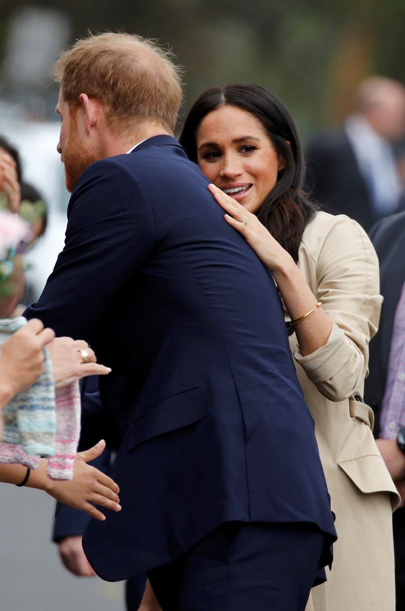 女粉絲「從8歲喜歡哈利王子」凌晨就排隊　哈利特地走入人群「下一秒為她打破皇室禮儀」暖翻❤