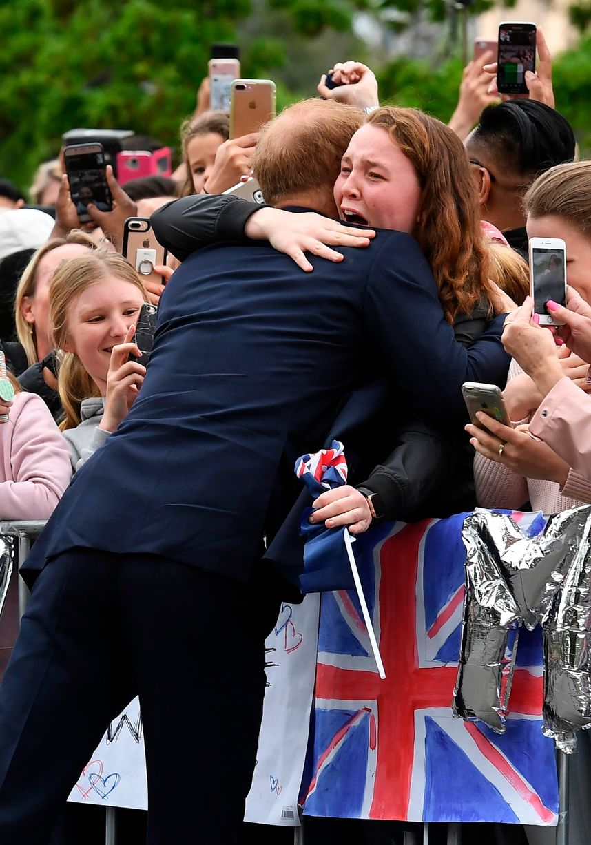 女粉絲「從8歲喜歡哈利王子」凌晨就排隊　哈利特地走入人群「下一秒為她打破皇室禮儀」暖翻❤