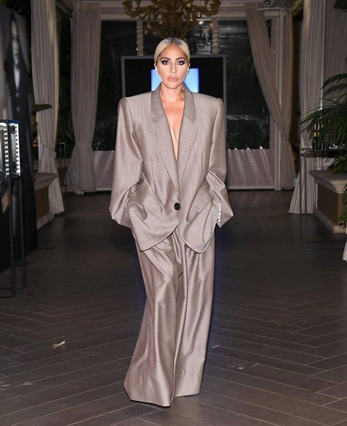 女神卡卡「穿特大號西裝走紅毯」被嘲笑　直到她「揭開西裝下真實自我」全球淚讚：妳很勇敢！