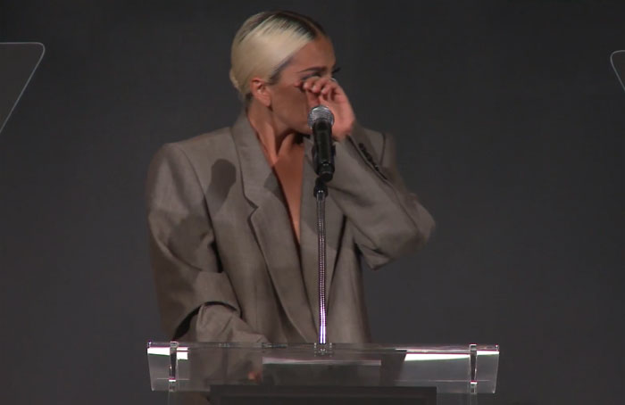 女神卡卡「穿特大號西裝走紅毯」被嘲笑　直到她「揭開西裝下真實自我」全球淚讚：妳很勇敢！