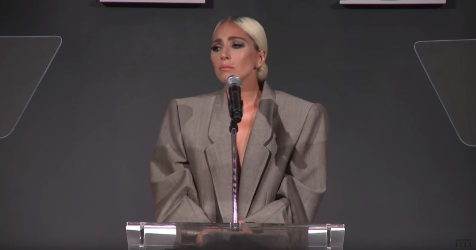 女神卡卡「穿特大號西裝走紅毯」被嘲笑　直到她「揭開西裝下真實自我」全球淚讚：妳很勇敢！