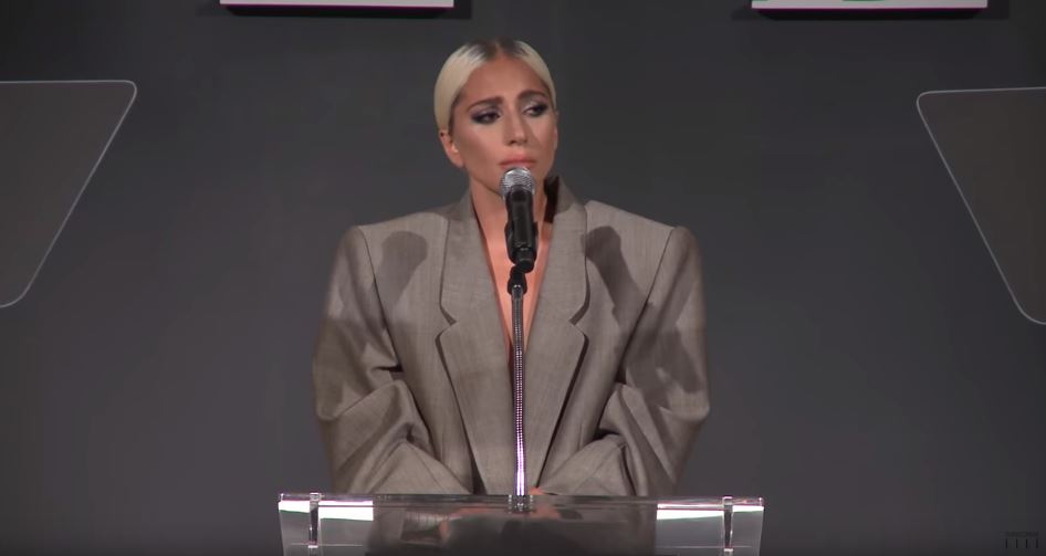 女神卡卡「穿特大號西裝走紅毯」被嘲笑　直到她「揭開西裝下真實自我」全球淚讚：妳很勇敢！