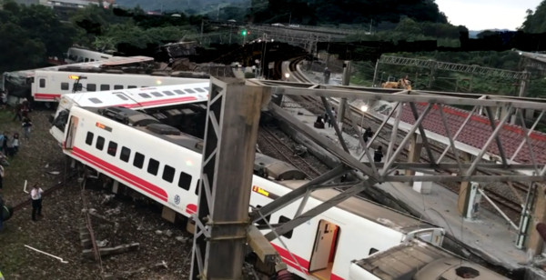 今晚我以台灣人為榮！普悠瑪翻覆「民間車輛自發接駁」外國旅客掏錢：非常感動