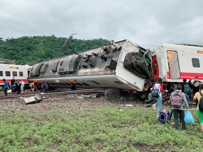 今晚我以台灣人為榮！普悠瑪翻覆「民間車輛自發接駁」外國旅客掏錢：非常感動
