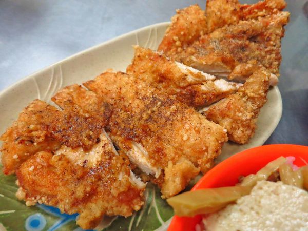 雞排麥擱催！小吃攤公告嗆「趕著約小三不要點」 網友看完瘋狂揪朝聖：老闆，來份辣菊花