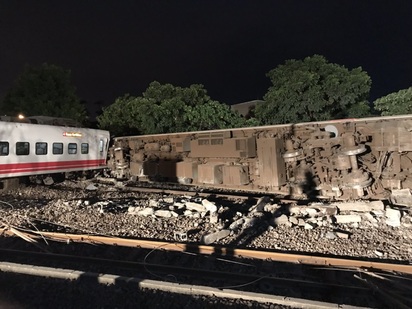 凌晨三點中壢到宜蘭!5貨車「趕送10冰櫃支援」為台灣祈求:哪裡需要我,我就會在