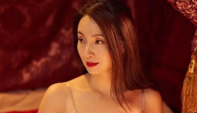 曾拒絕富豪9次求婚卻「愛上沒沒無聞的他」　「甘願退幕後」助夫在影壇一臂之力