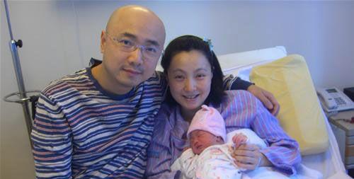 曾拒絕富豪9次求婚卻「愛上沒沒無聞的他」　「甘願退幕後」助夫在影壇一臂之力