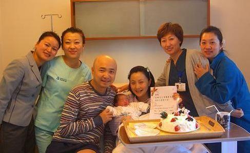 曾拒絕富豪9次求婚卻「愛上沒沒無聞的他」　「甘願退幕後」助夫在影壇一臂之力