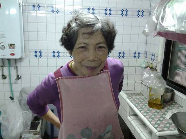 撿到30萬也立刻歸還！77歲困苦媽「挑泥搬磚賣菜」為家奉獻　孝順兒為媽慶生感動上萬人