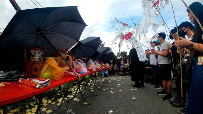 17人走了8人...董家「最會抓龍蝦船長」為省5萬搭普悠瑪 留守人驚見「餐廳20隻龍蝦」跟著船長走了