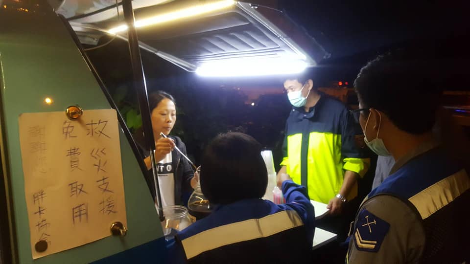 深夜搜救未進食！愛心胖卡集結現場提供「必要溫暖」 消防員吃炒飯暖哭：謝謝你們的愛心