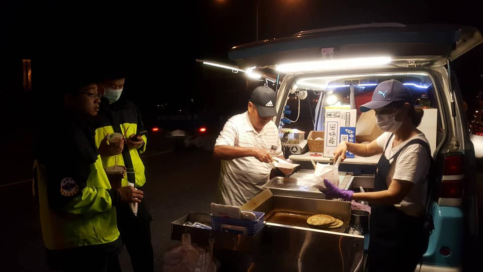 深夜搜救未進食！愛心胖卡集結現場提供「必要溫暖」 消防員吃炒飯暖哭：謝謝你們的愛心