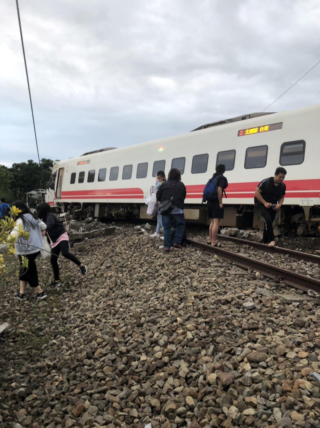 普悠瑪事故小英雄！13歲女學生逃出車外「又跑回車廂」　冷靜撿手機報案「領隊冥冥中幫忙」