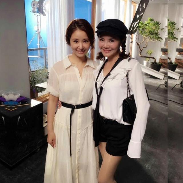 林心如曬70歲婆婆近照,霍媽打扮青春活力,一動作暴露婆媳關係!