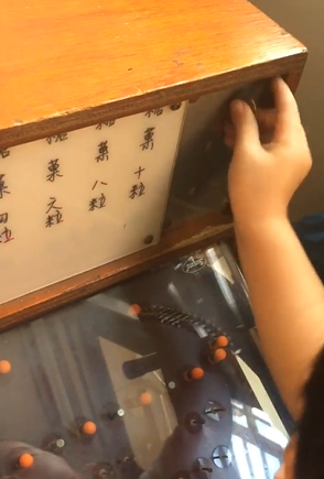 夜市經典彈珠台！4歲女童專業「投角仔」  網友紛紛跪喊師父：一看就是小江湖