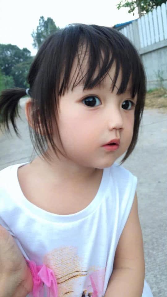 是假人吧？小女孩「像洋娃娃被質疑」  媽媽曬出家人照網友全瘋狂：兄妹一起出道吧