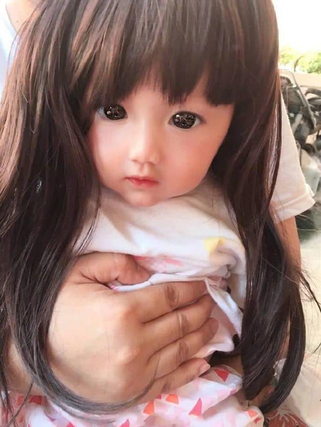 是假人吧？小女孩「像洋娃娃被質疑」  媽媽曬出家人照網友全瘋狂：兄妹一起出道吧