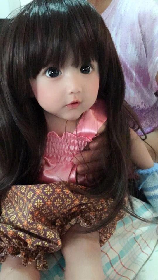 是假人吧？小女孩「像洋娃娃被質疑」  媽媽曬出家人照網友全瘋狂：兄妹一起出道吧