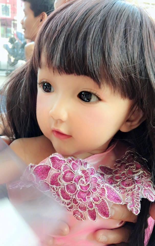 是假人吧？小女孩「像洋娃娃被質疑」  媽媽曬出家人照網友全瘋狂：兄妹一起出道吧