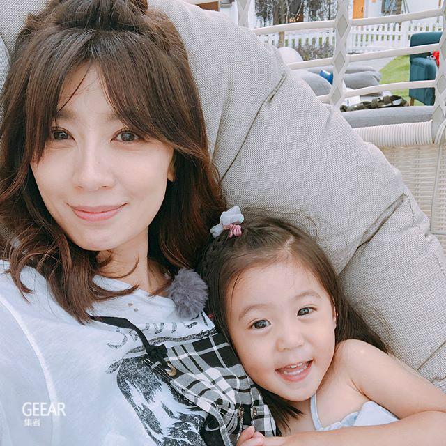 美由內而外！賈靜雯「44歲逆齡美貌」登上英國媒體　自曝持之多年的「5保養祕訣」超受用