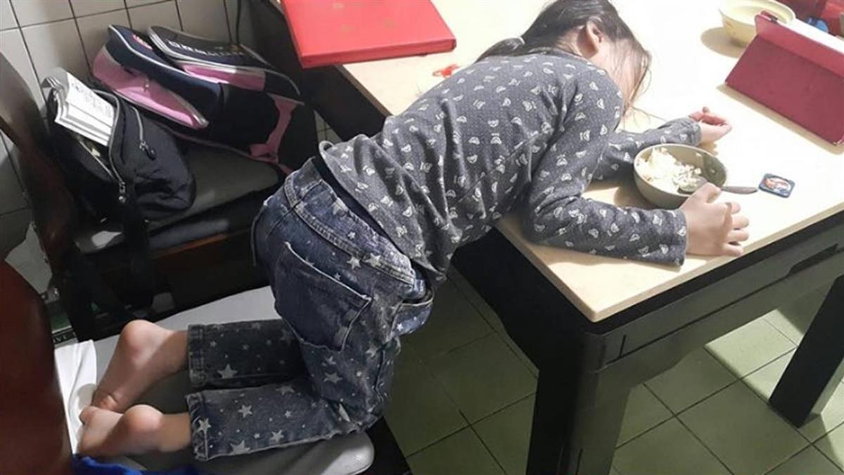 小寶貝飯吃一半「斷電」秒睡！神奇趴桌姿勢超吸睛　醫生卻驚呼：千萬別叫醒