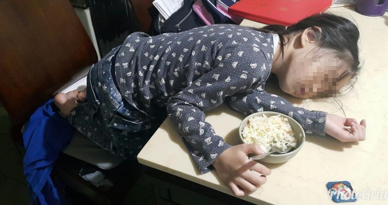 小寶貝飯吃一半「斷電」秒睡！神奇趴桌姿勢超吸睛　醫生卻驚呼：千萬別叫醒