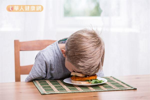 小寶貝飯吃一半「斷電」秒睡！神奇趴桌姿勢超吸睛　醫生卻驚呼：千萬別叫醒
