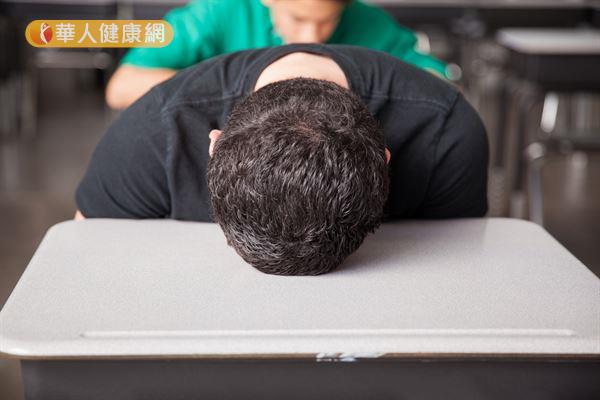 小寶貝飯吃一半「斷電」秒睡！神奇趴桌姿勢超吸睛　醫生卻驚呼：千萬別叫醒