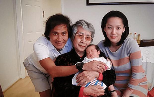 51歲得女！齊秦被拍到「愛女成痴」眼裡只有呵護　舉手投足「父愛滿滿」暖翻網友