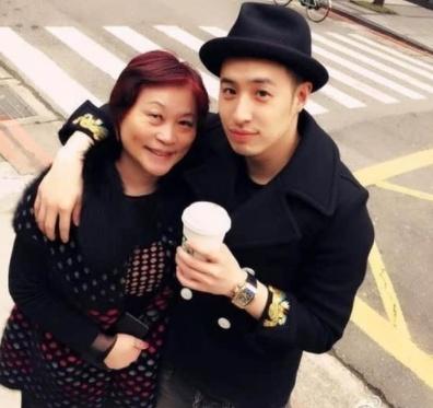 34位明星們的媽媽：安以軒媽媽最潮流，劉亦菲媽媽最有氣質，林心如媽媽最清純，她媽媽最驚艷！