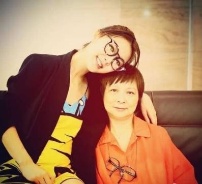 34位明星們的媽媽：安以軒媽媽最潮流，劉亦菲媽媽最有氣質，林心如媽媽最清純，她媽媽最驚艷！