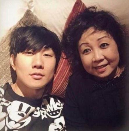 34位明星們的媽媽：安以軒媽媽最潮流，劉亦菲媽媽最有氣質，林心如媽媽最清純，她媽媽最驚艷！