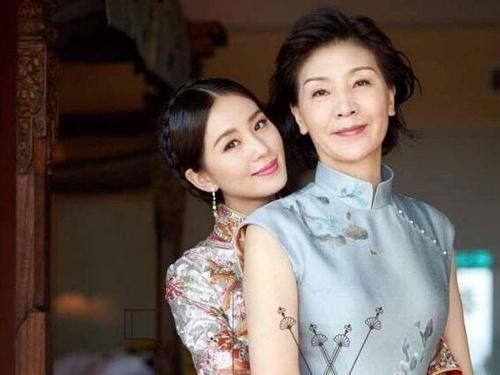 34位明星們的媽媽：安以軒媽媽最潮流，劉亦菲媽媽最有氣質，林心如媽媽最清純，她媽媽最驚艷！