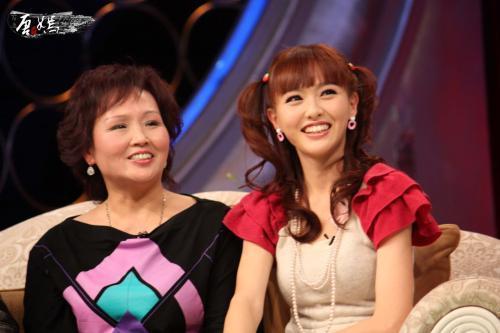 34位明星們的媽媽：安以軒媽媽最潮流，劉亦菲媽媽最有氣質，林心如媽媽最清純，她媽媽最驚艷！