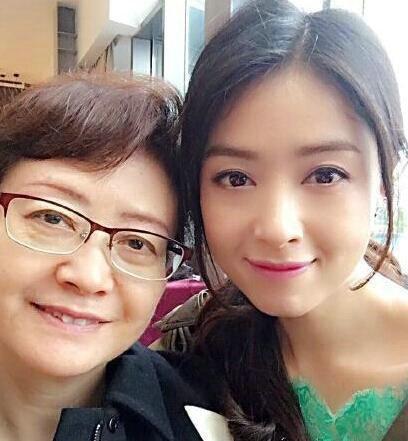 34位明星們的媽媽：安以軒媽媽最潮流，劉亦菲媽媽最有氣質，林心如媽媽最清純，她媽媽最驚艷！