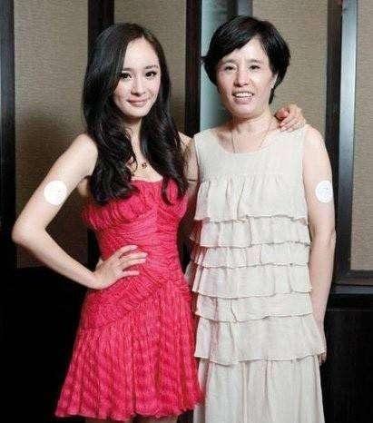 34位明星們的媽媽：安以軒媽媽最潮流，劉亦菲媽媽最有氣質，林心如媽媽最清純，她媽媽最驚艷！