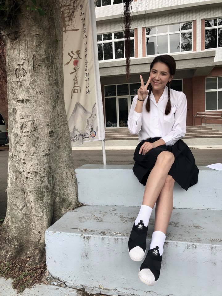 小禎激瘦40公斤！「 麻花辮女學生照」曝光  加碼逆天美腿讓網友狂讚：很清純很可以