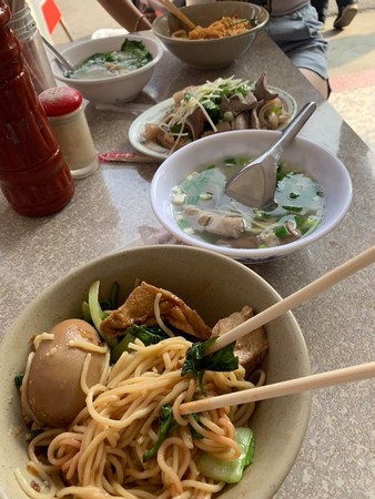 怕學生吃不飽！雲林婆婆「乾麵只賣20元」從不漲價　加飯麵不用錢「月賠10萬也沒關係」學生決定回報恩情❤