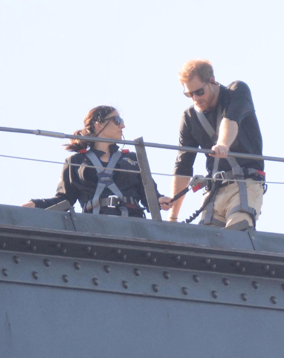 軍人老公走了...寡婦找哈利王子攀談「被保鑣制止」　哈利見狀「當場為她霸氣反抗」暖哭眾人