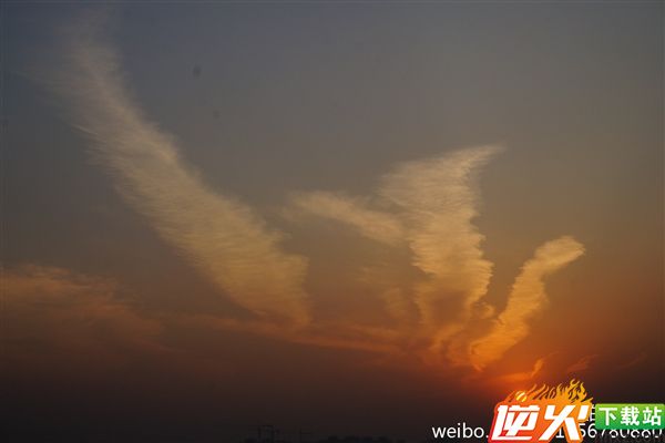 天上驚現「火鳳凰」！奇觀啊！66秒內轉出去者，六六大順，全家發大財，幸福安康