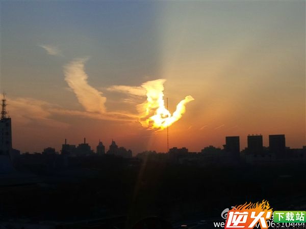 天上驚現「火鳳凰」！奇觀啊！66秒內轉出去者，六六大順，全家發大財，幸福安康