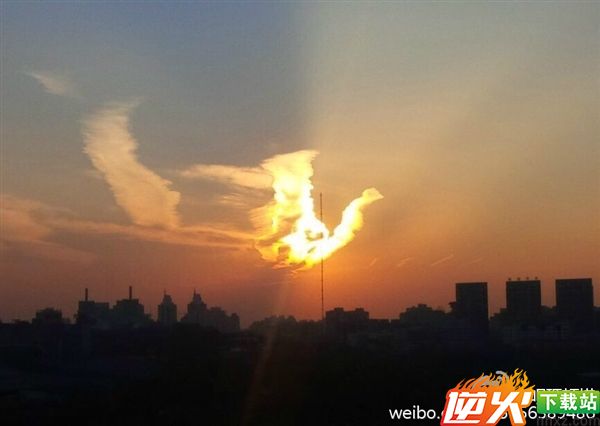天上驚現「火鳳凰」！奇觀啊！66秒內轉出去者，六六大順，全家發大財，幸福安康