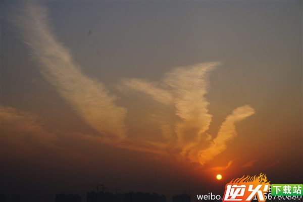 天上驚現「火鳳凰」！奇觀啊！66秒內轉出去者，六六大順，全家發大財，幸福安康