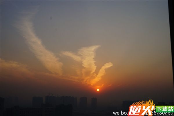 天上驚現「火鳳凰」！奇觀啊！66秒內轉出去者，六六大順，全家發大財，幸福安康