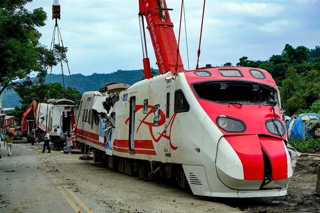 站出來挺司機！普悠瑪倖存旅客「千字文嗆翻台鐵」　 作證有聽到廣播：「駕駛是唯一道歉的人」