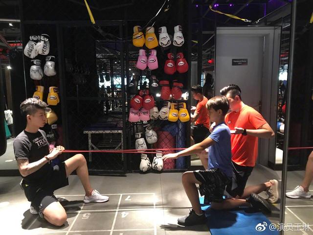 簡單就是幸福!有過2段失敗婚姻「獨自帶兒子心態佳」 如今47歲的她越活越年輕