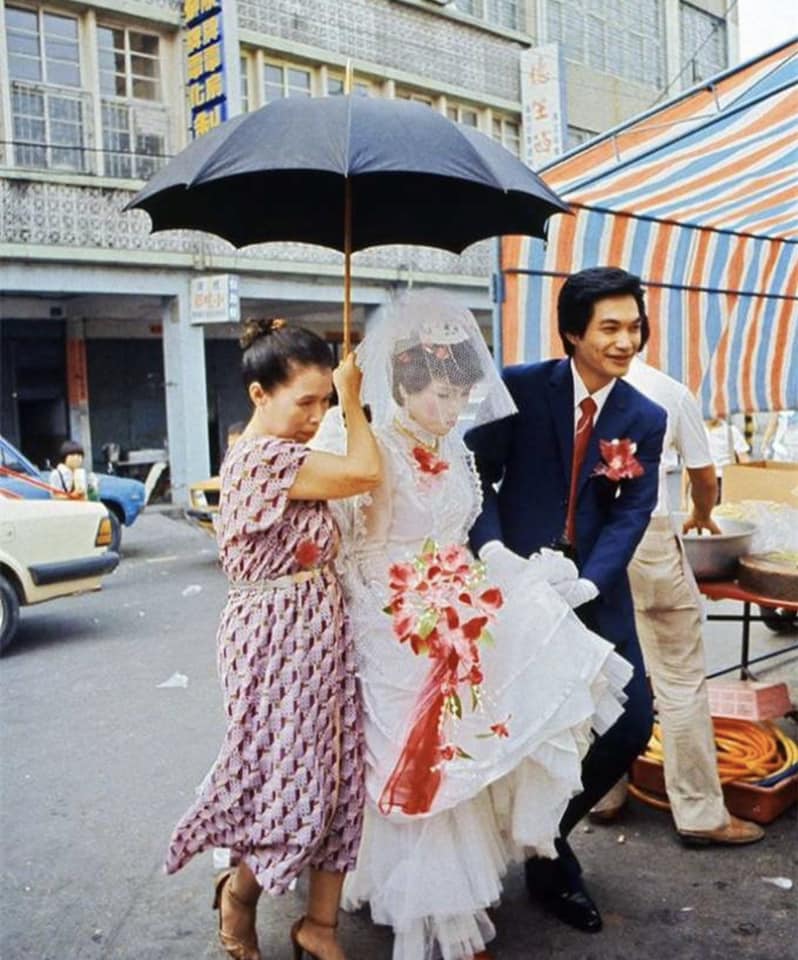 結婚撐黑傘=懷孕了？結婚習俗「南北大不同」  網友一語點出真相：選實用性高的